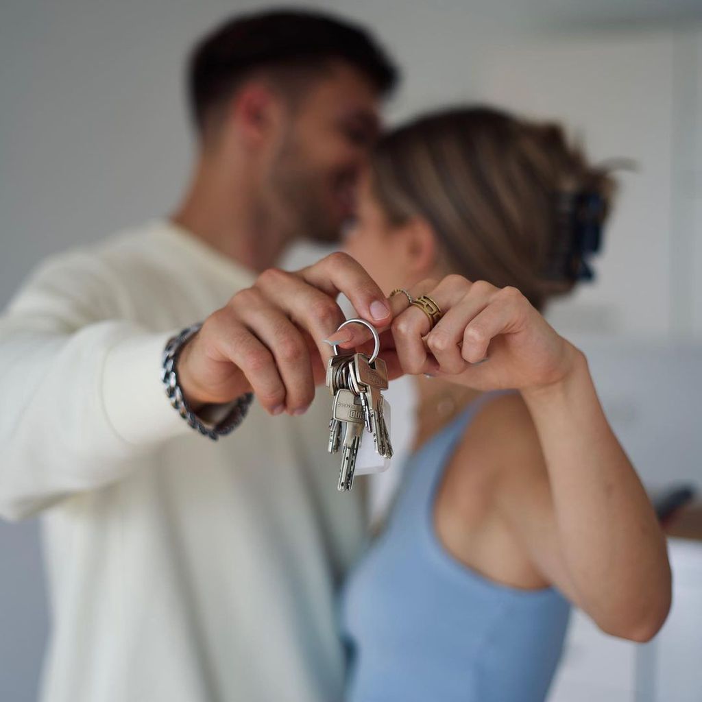 Tim Stammberger und seine Freundin Laura mit den Wohnungsschlüsseln