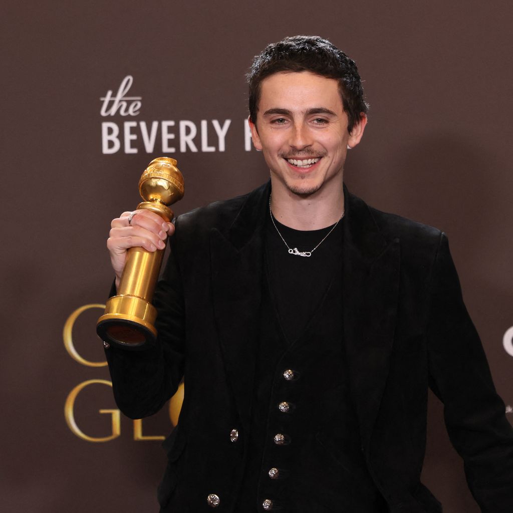 Timothée Chalamet mit seinem Golden Globe als Bester Hauptdarsteller (Musical/Komödie) für "Marty Supreme" in Beverly Hills, 11. Januar 2026