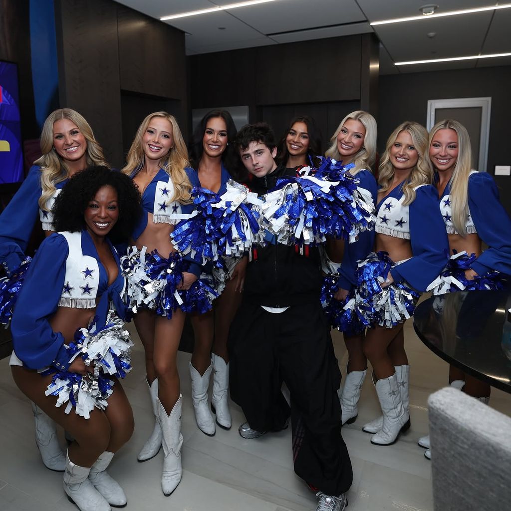 Timothée Chalamet mit den Dallas Cowboys Cheerleaders