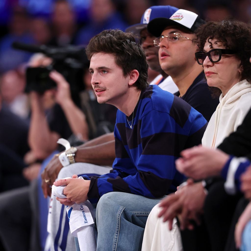Timothée Chalamet verfolgt die Knicks vs. 76ers in den NBA-Playoffs im Madison Square Garden