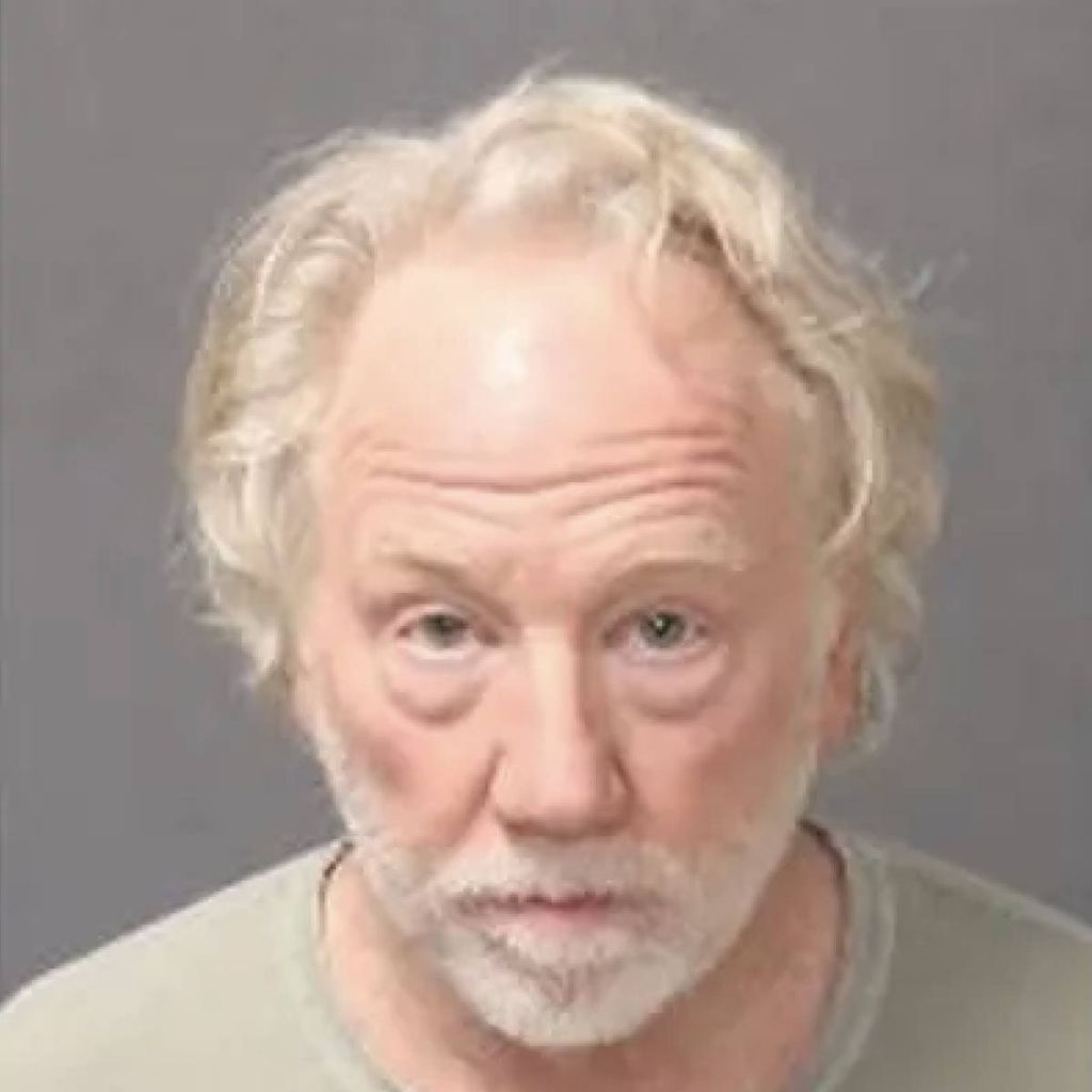 Timothy Busfield schaut ernst