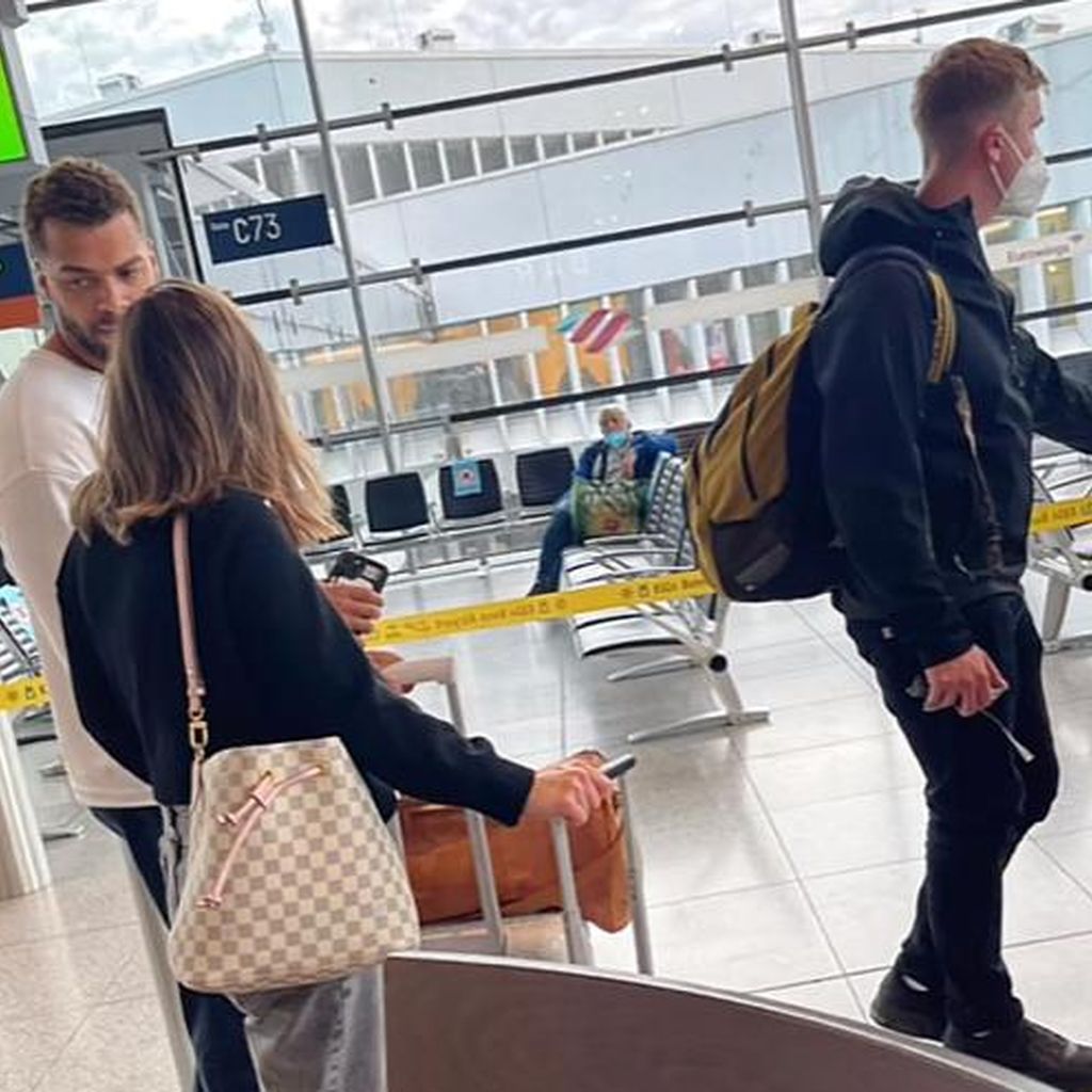 Timothy Hill mit Bibi Claßen am Flughafen Köln-Bonn