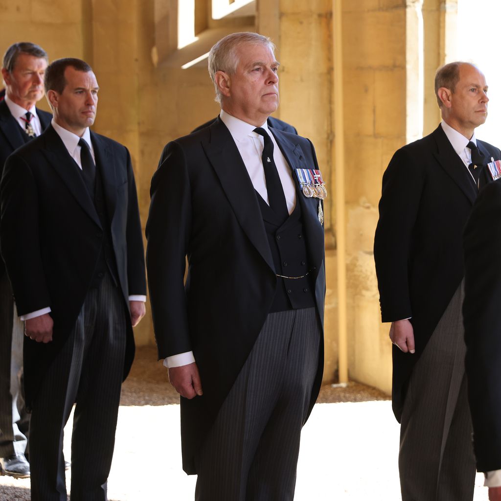 Timothy Laurence, Peter Phillips und die Prinzen Andrew, Edward und Charles bei Philips Trauerfeier