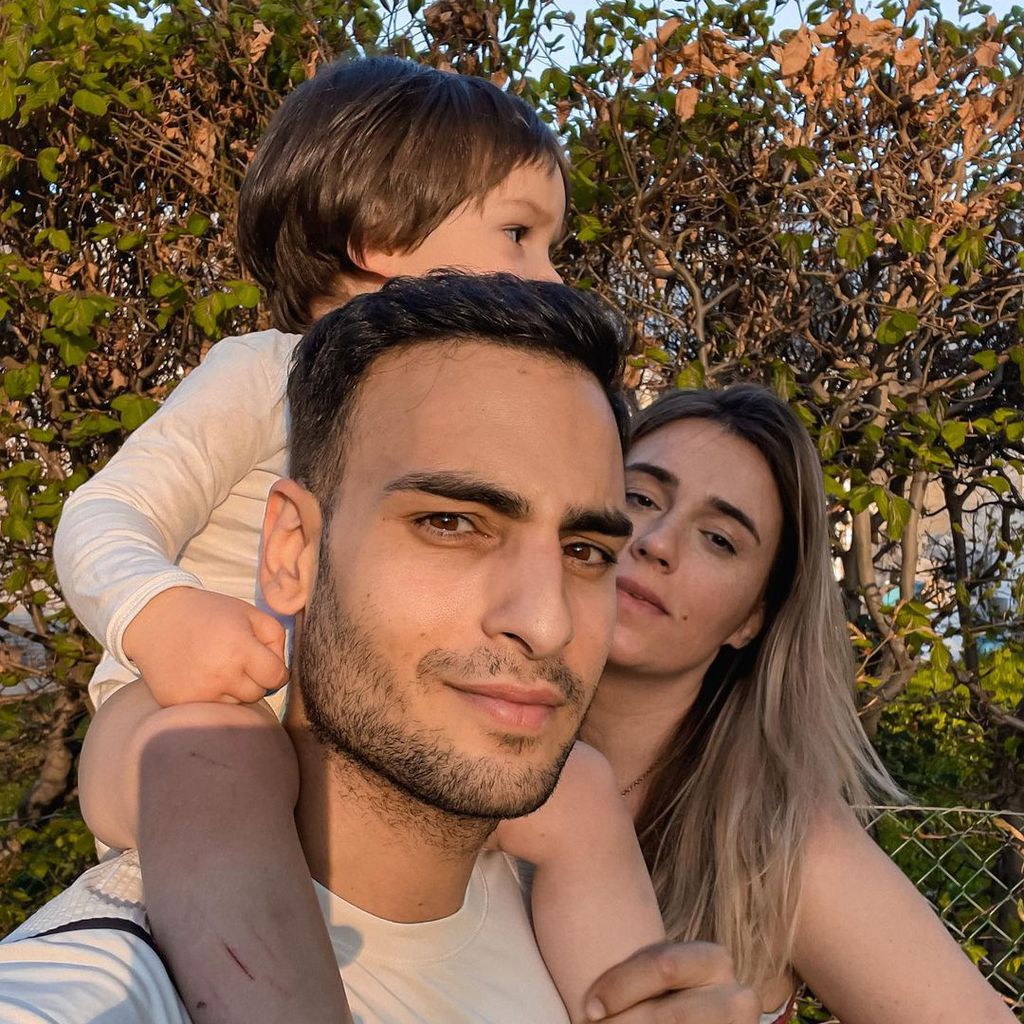 Timur Ülker mit seiner Partnerin Caroline und seinem Sohn Ilay im Mai 2021