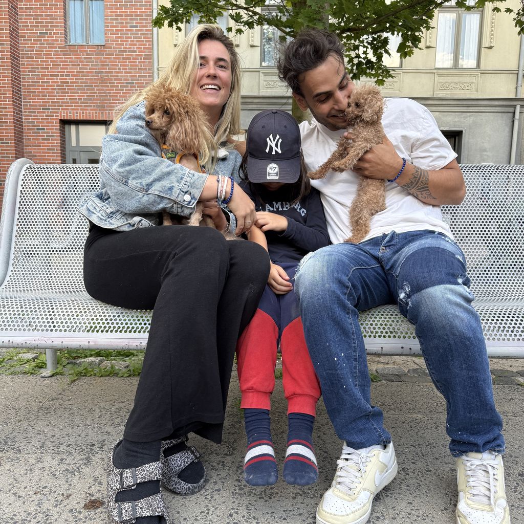 Timur Ülker mit seiner Verlobten Caro, seinem Sohn und den beiden Hunden