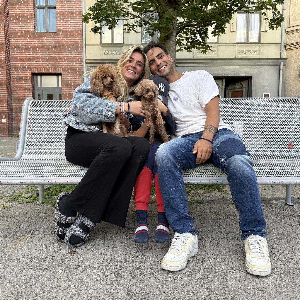Timur Ülker mit seiner Verlobten Caro, seinem Sohn und den beiden Hunden