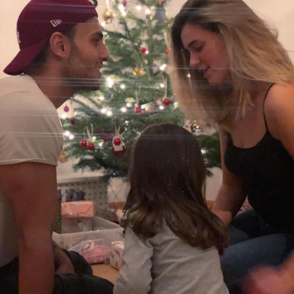 Timur Ülker und Caroline Steinhof mit ihrer Tochter an Weihnachten 2018