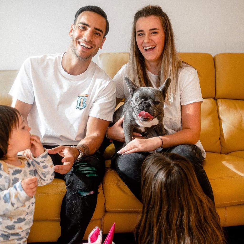 Timur Ülker mit seiner Familie und der Bulldogge Avani