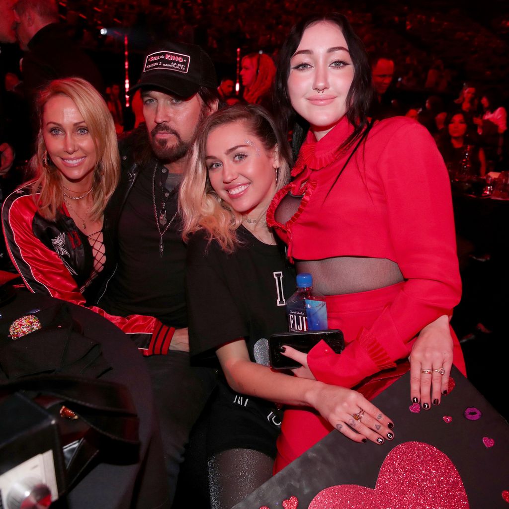 Tish, Billy Ray, Miley und Noah Cyrus bei den iHeartRadio Music Awards 2017