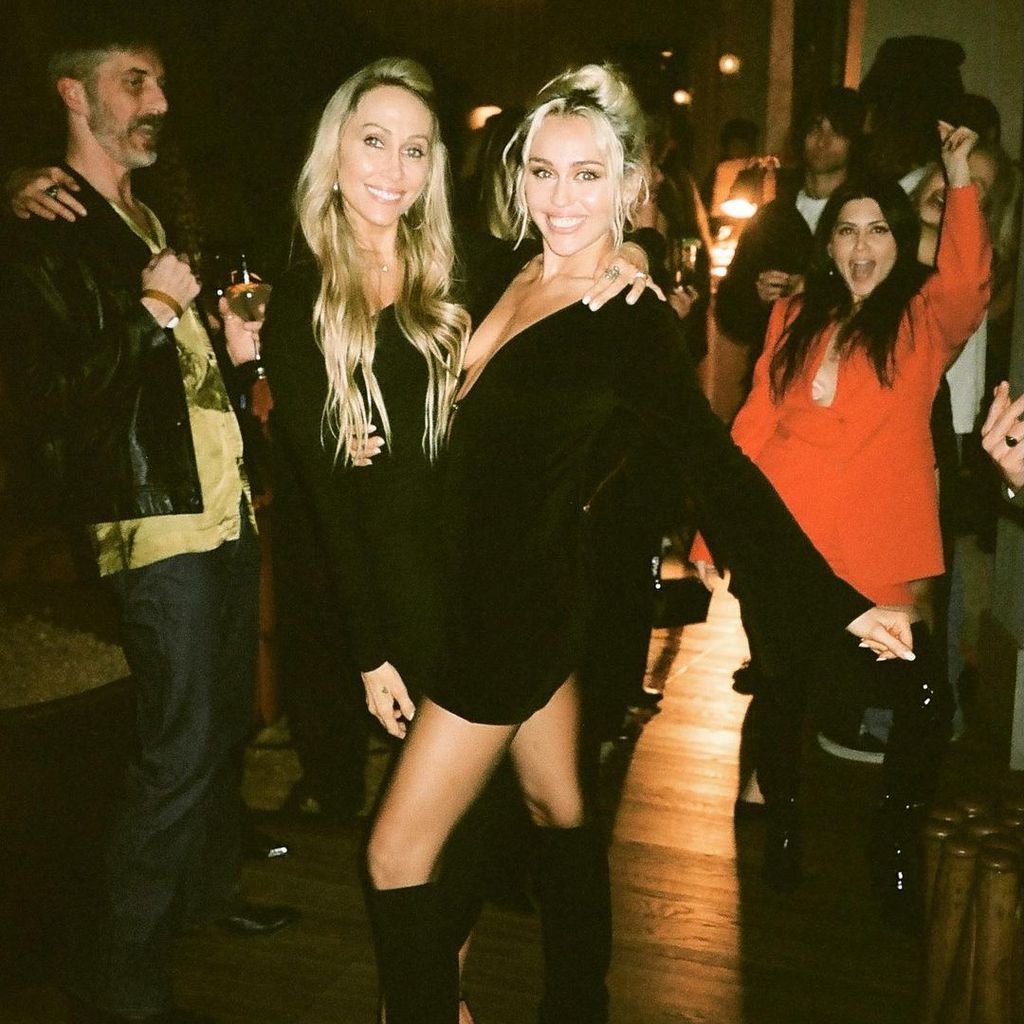 Tish Cyrus und Miley Cyrus auf der Party zu Mileys Song "Flowers"