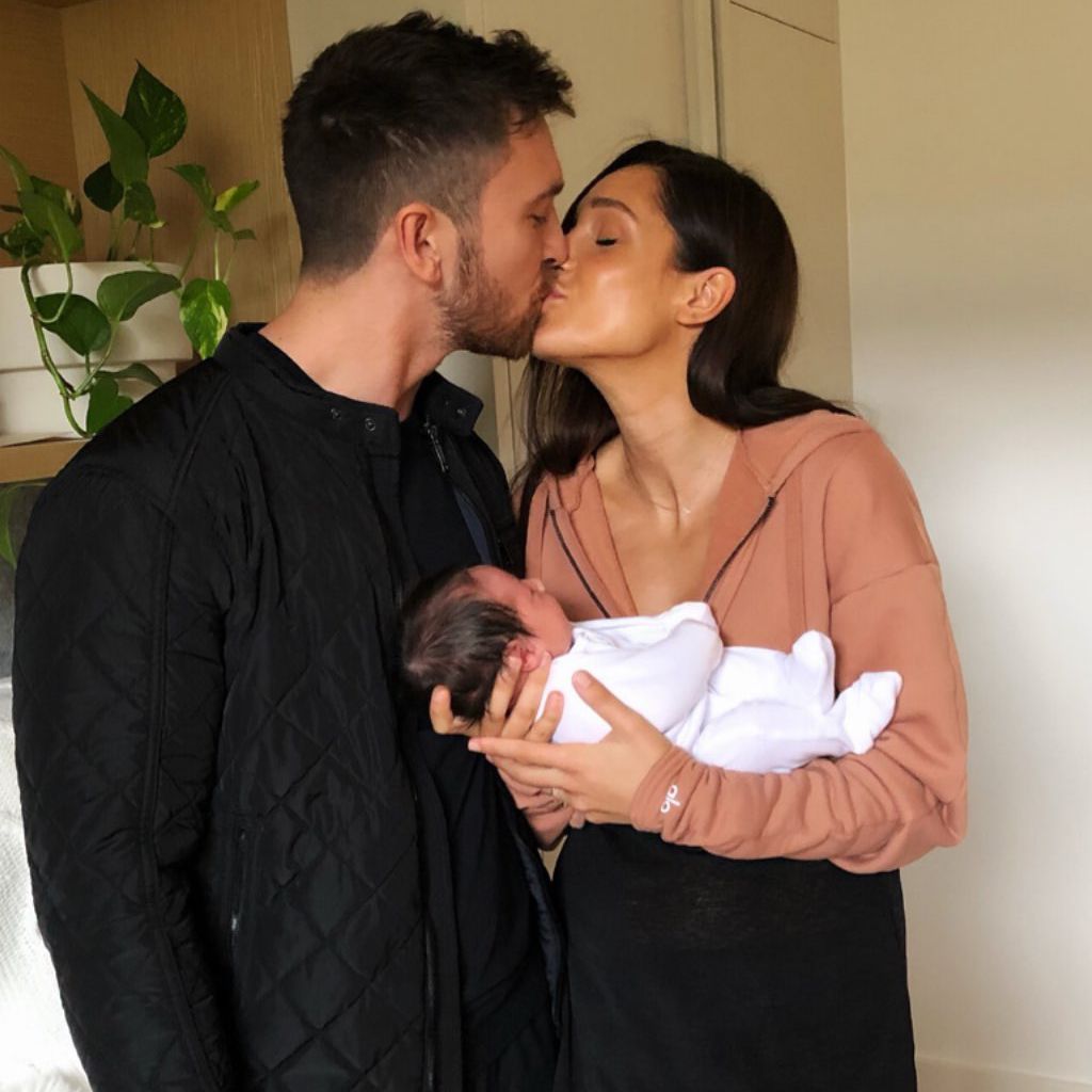Tobi Pearce, Kayla Itsines und ihre Tochter Arna