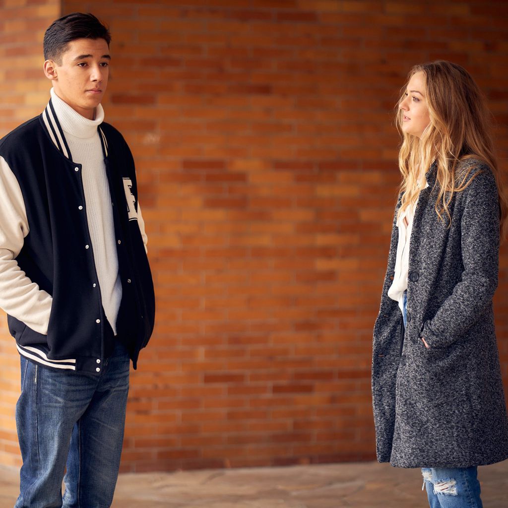 Tobi (San Diego Pooth) und Eileen (Lilly Krug) bei "Der Lehrer"