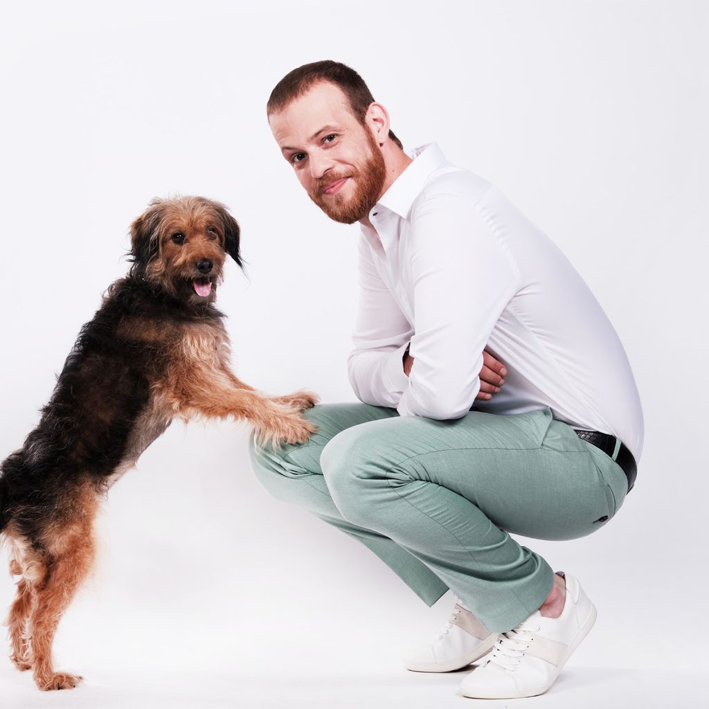 Tobias (Patrick Müller) mit Serienhund Stinker