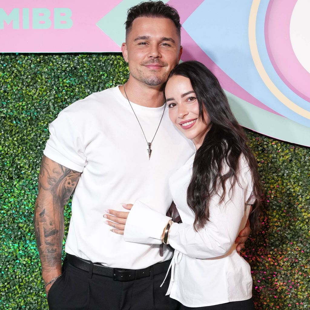 Tobias Pietrek mit Mina bei der Vorstellung der neuen Bewohner von "Promi Big Brother" 2026 im Capitol Theater Düsseldorf