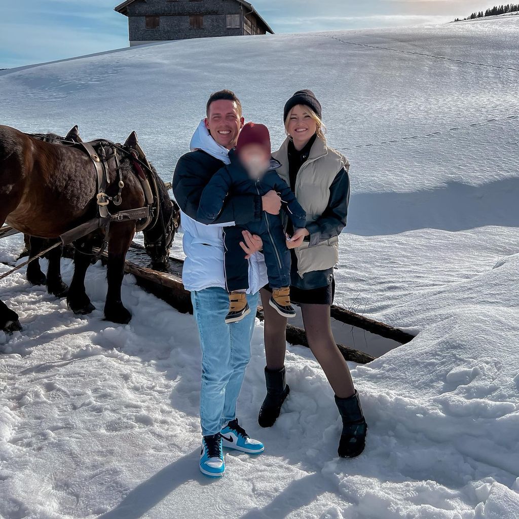 Tobias und Maren Wolf mit ihrem Sohn Lyan im März 2022