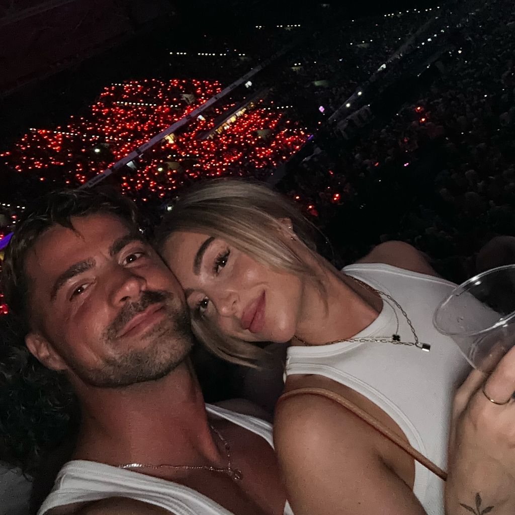 Reality-TV-Star Tobias Wegener und seine Begleitung