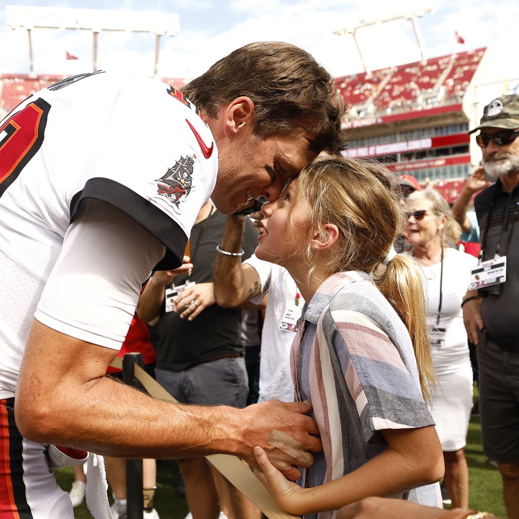 Tom Brady und seine Tochter Vivian vor einem Footballspiel im September 2022