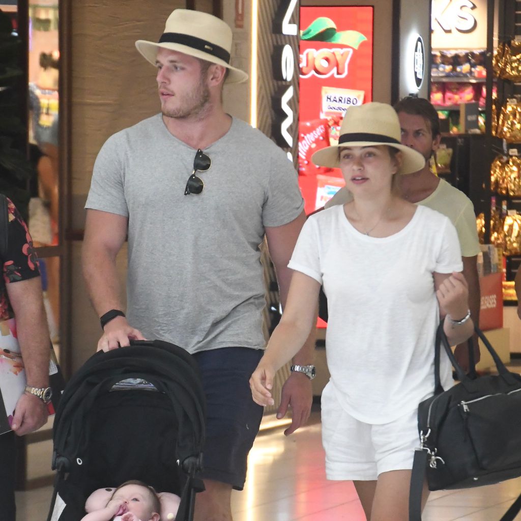 Tom Burgess und Tahlia Giumelli mit Sophie Heather am Flughafen in Sydney