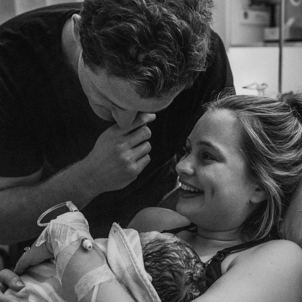 Tom Burgess und Tahlia Giumelli mit ihrer Tochter