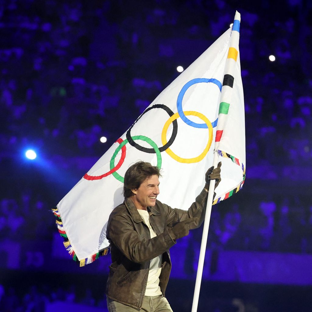 Tom Cruise mit olympischer Flagge, Abschlusszeremonie der Olympischen Spiele August 2024, Paris