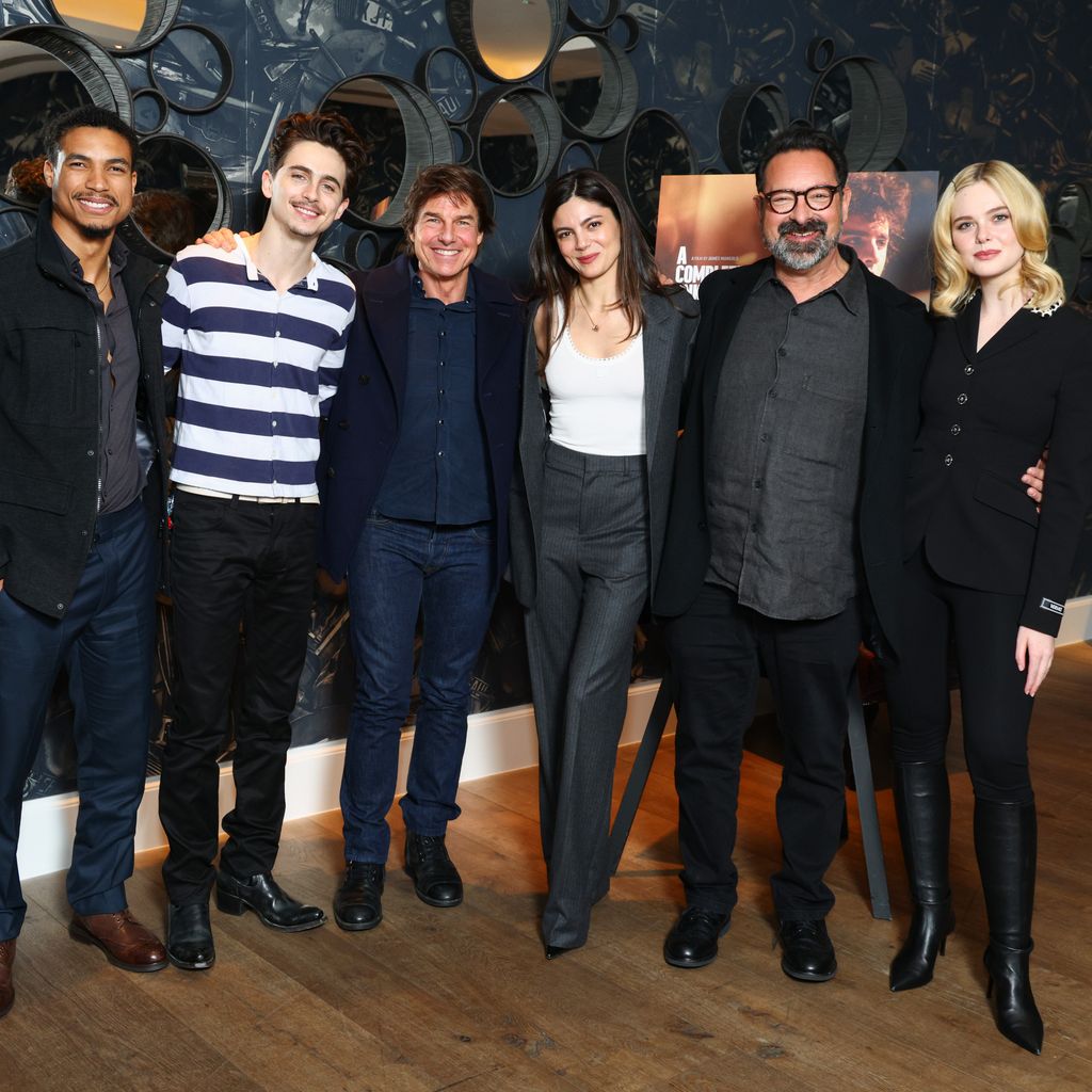 Tom Cruise mit dem Cast von "A Complete Unknown" 2024
