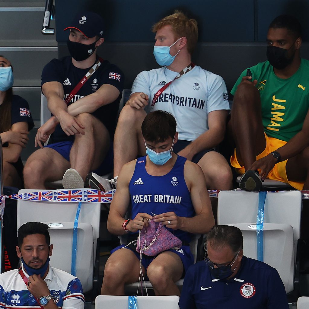Tom Daley auf der Tribüne bei den Olympischen Spielen 2020