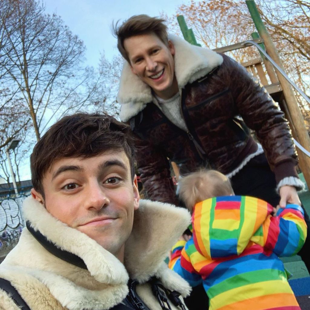 Tom Daley mit seinem Mann und dem gemeinsamen Sohn