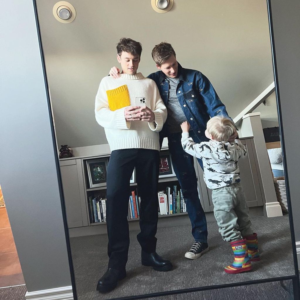 Tom Daley, Dustin Lance Black und ihr Sohn Robbie im November 2021