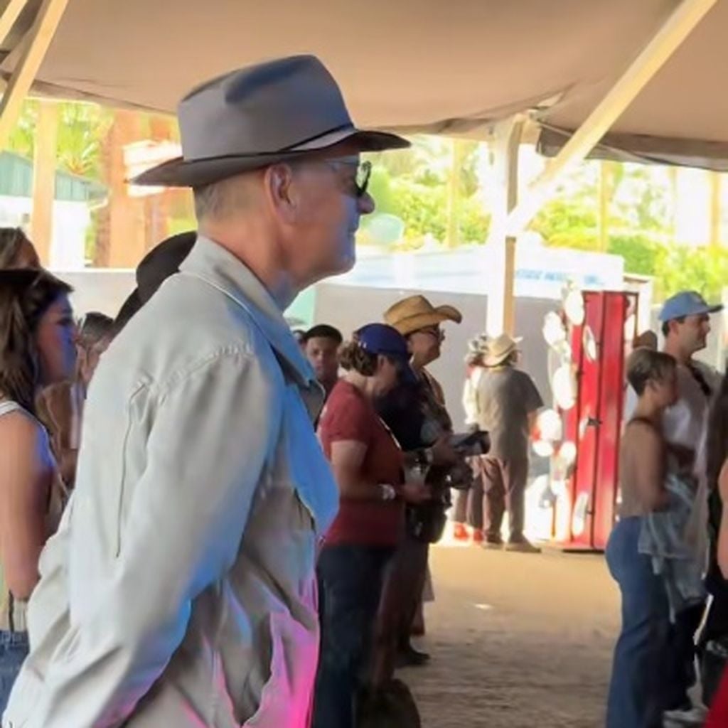 Tom Hanks mischt sich unter Festivalbesucher, April 2026