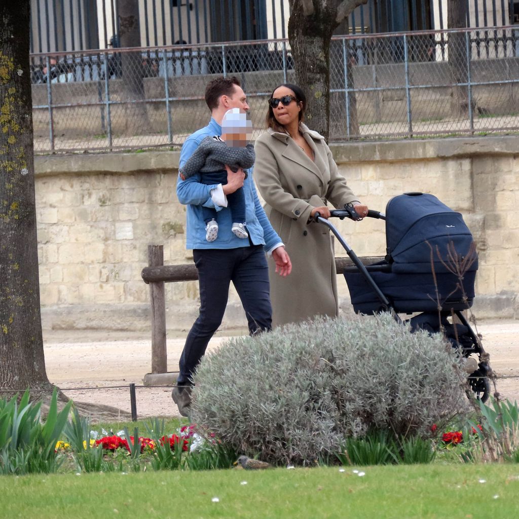 Tom Hiddleston und Zawe Ashton mit ihrem Baby im März 2023