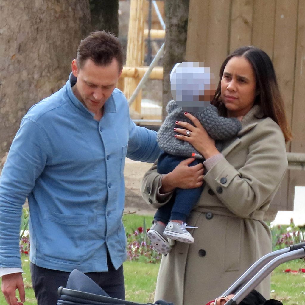 Tom Hiddleston und Zawe Ashton mit ihrem Baby im März 2023