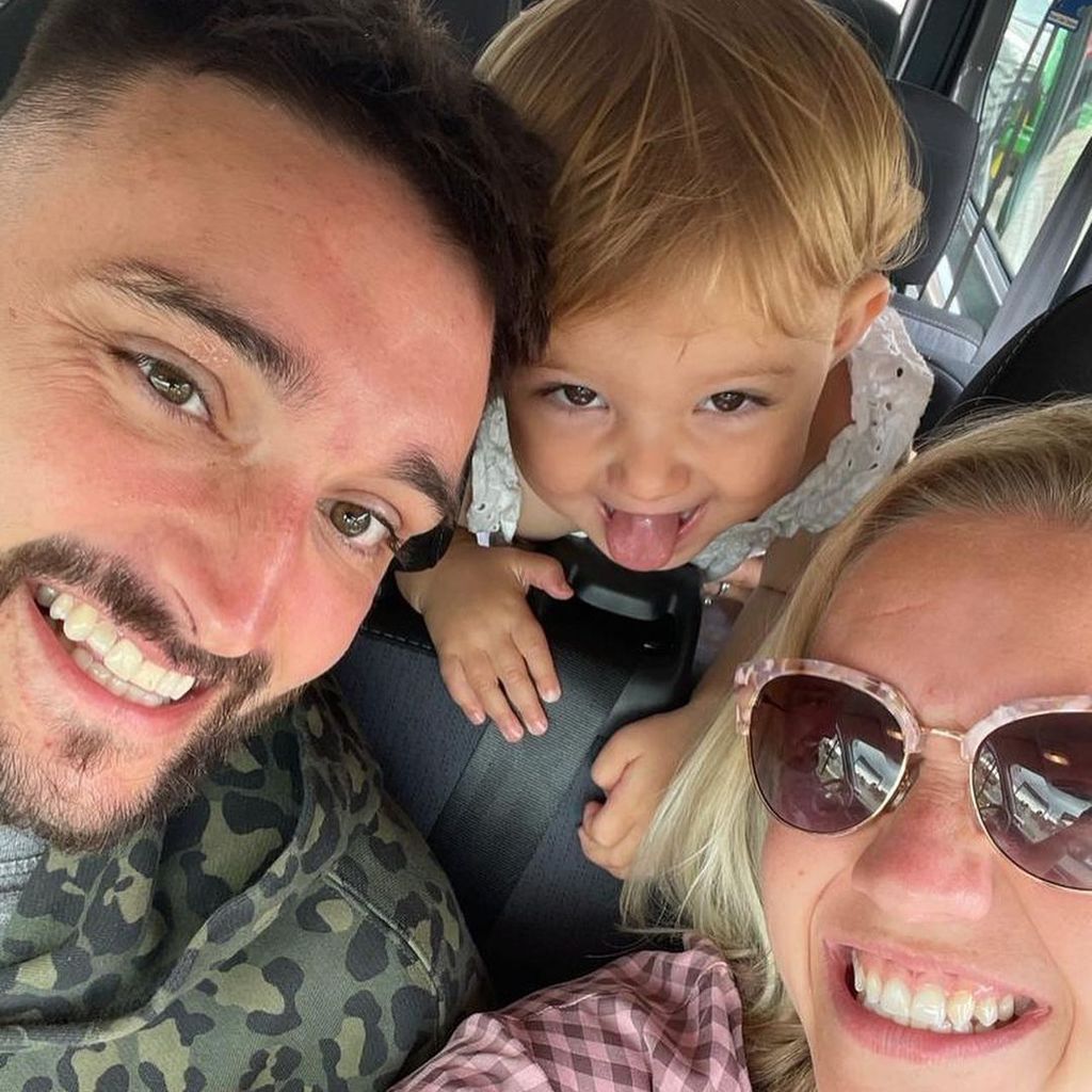 Tom Parker mit seiner Frau und ihrem Kind