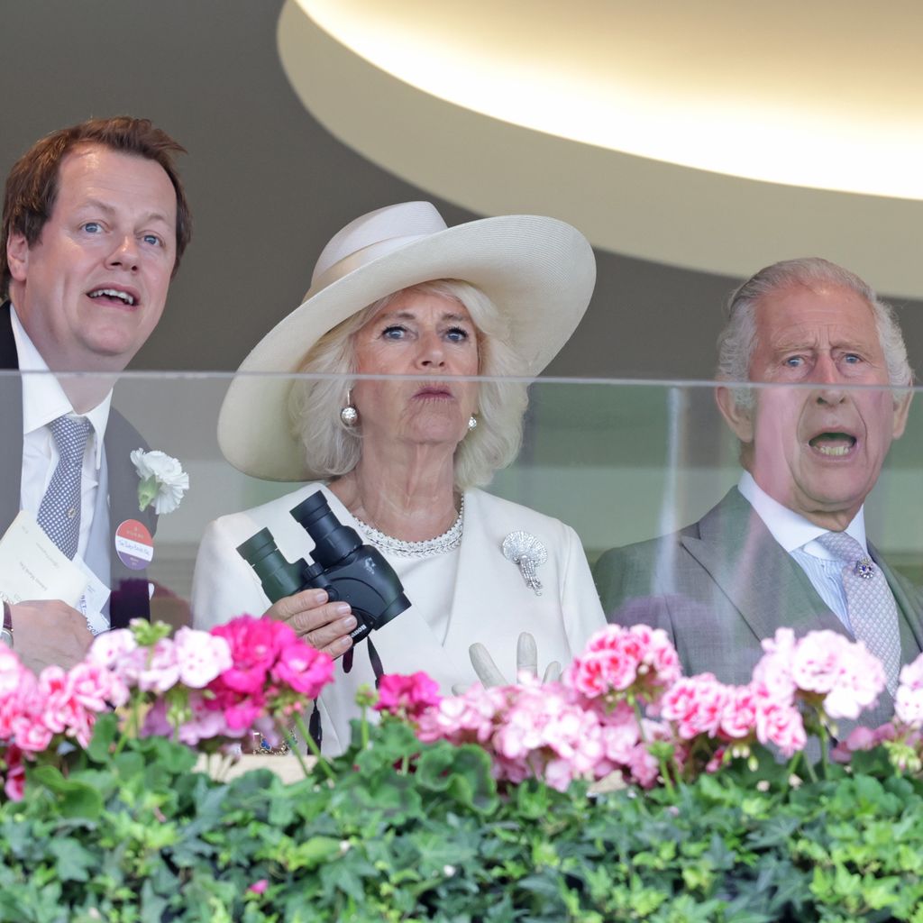 Tom Parker Bowles, Königin Camilla und König Charles III. beim Pferderennen im Juni 2023