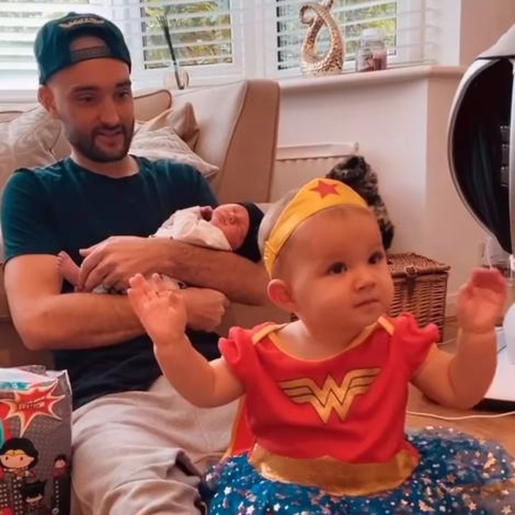 Tom Parker mit seinen zwei Kindern