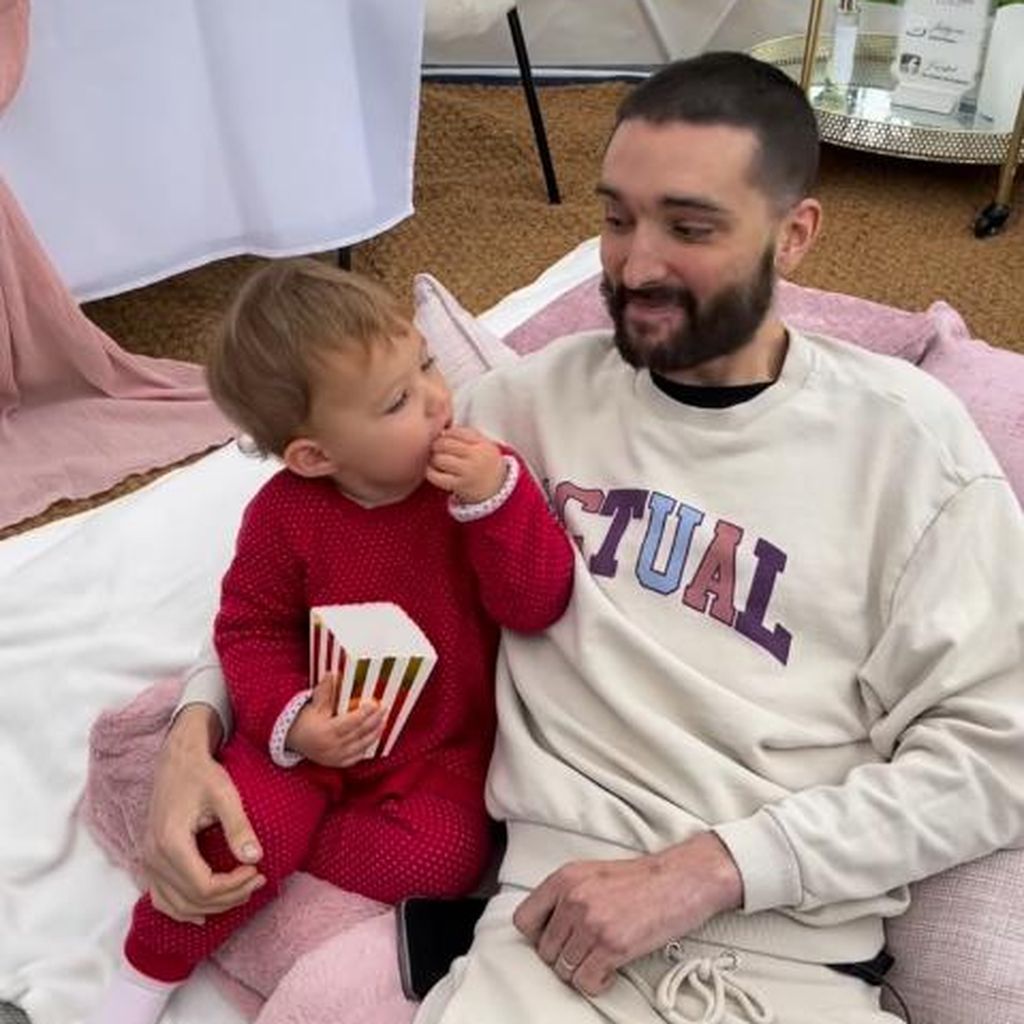 Tom Parker mit seinem Kind