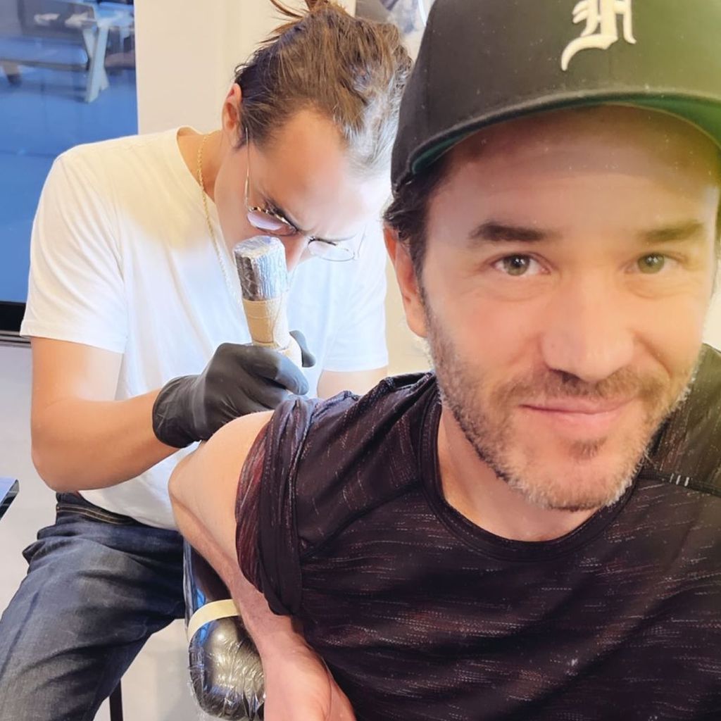 Tom Pelphrey beim Tätowierer