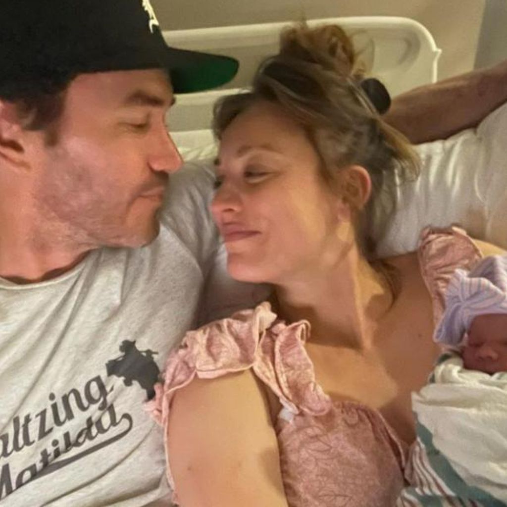 Tom Pelphrey und Kaley Cuoco mit ihrer Tochter