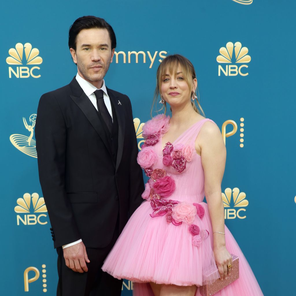 Tom Pelphrey und Kaley Cuoco bei den Primetime Emmy Awards im September 2022