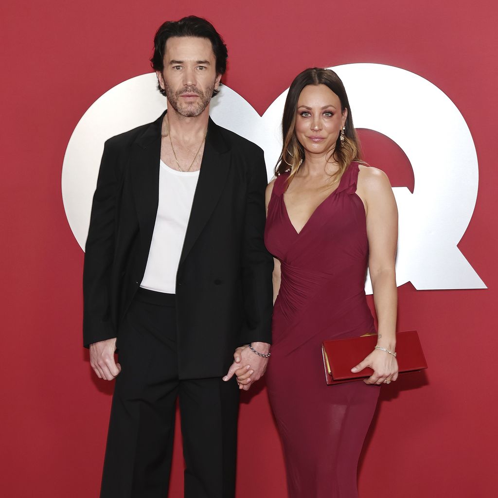 Tom Pelphrey und Kaley Cuoco bei der GQ Men of the Year Party im Chateau Marmont in Los Angeles