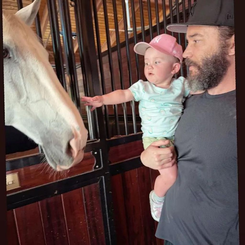 Tom Pelphrey und Tochter Matilda zeigen auf ein Pferd
