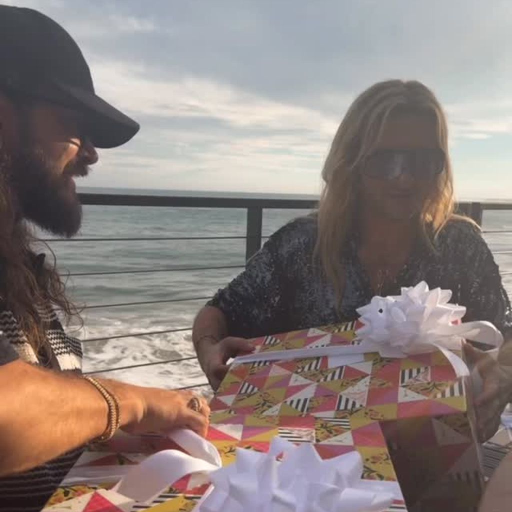 Tom und Bill Kaulitz packen Geschenke aus