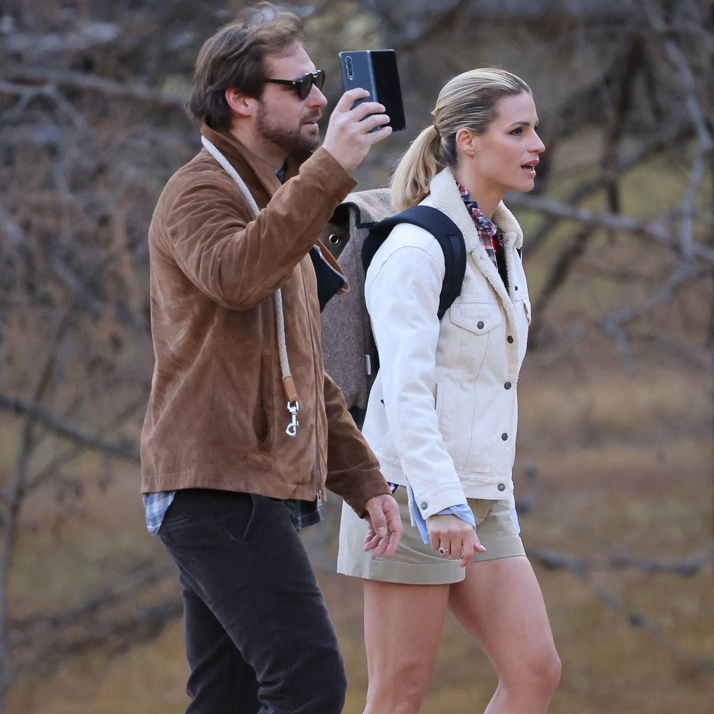 Tomaso Trussardi und Michelle Hunziker bei einem Spaziergang im Herbst 2022