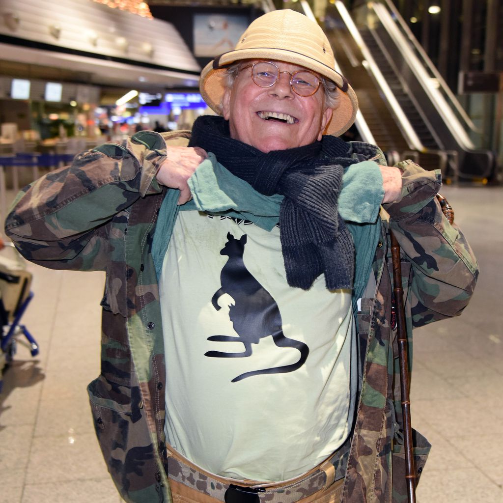 Tommi Piper am Frankfurter Flughafen auf dem Weg ins Dschungelcamp 2019