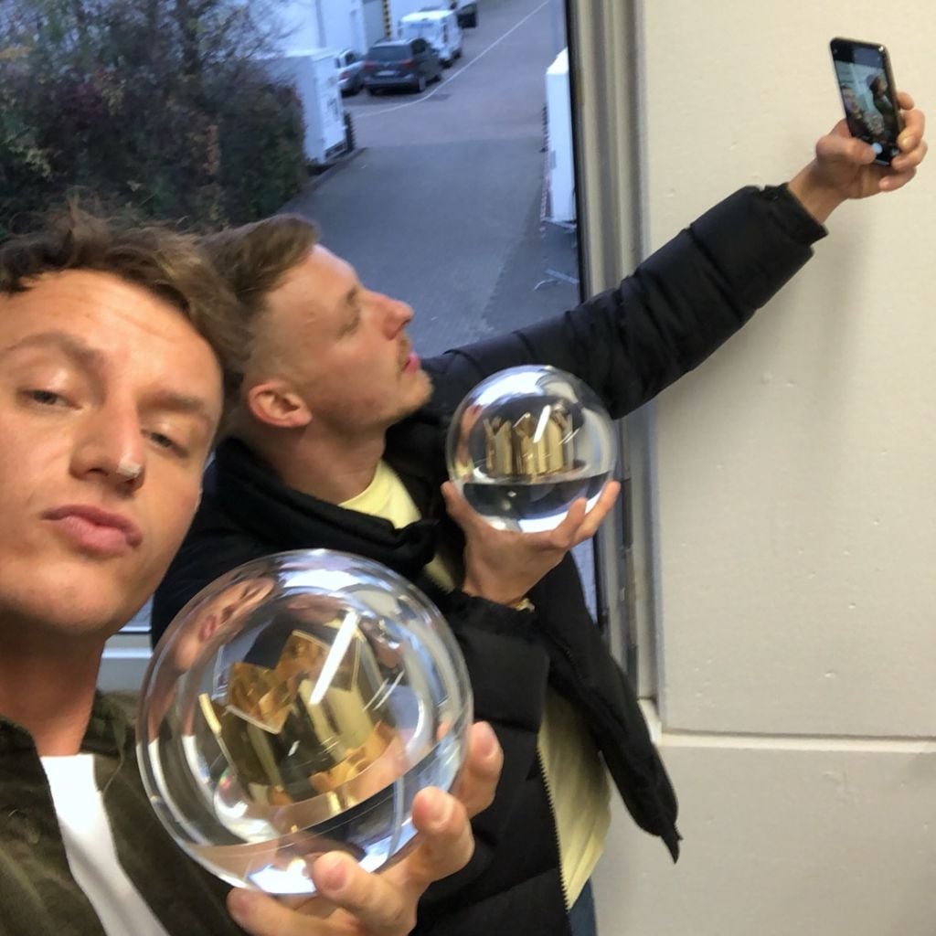 Tommi Schmitt und Felix Lobrecht mit ihren 1Live Kronen