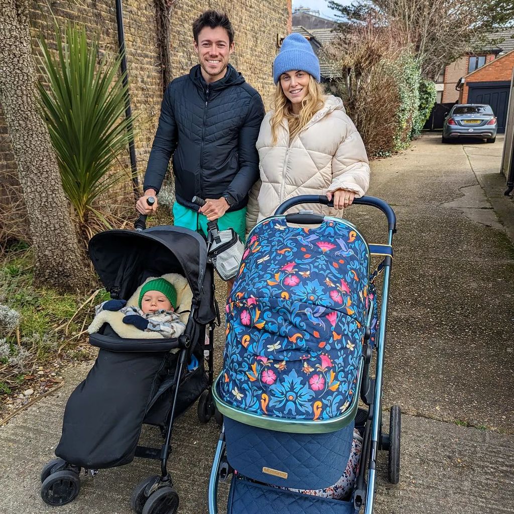 Tommy Andrews und Ashley James mit Sohn Alfie und Baby im März 2023