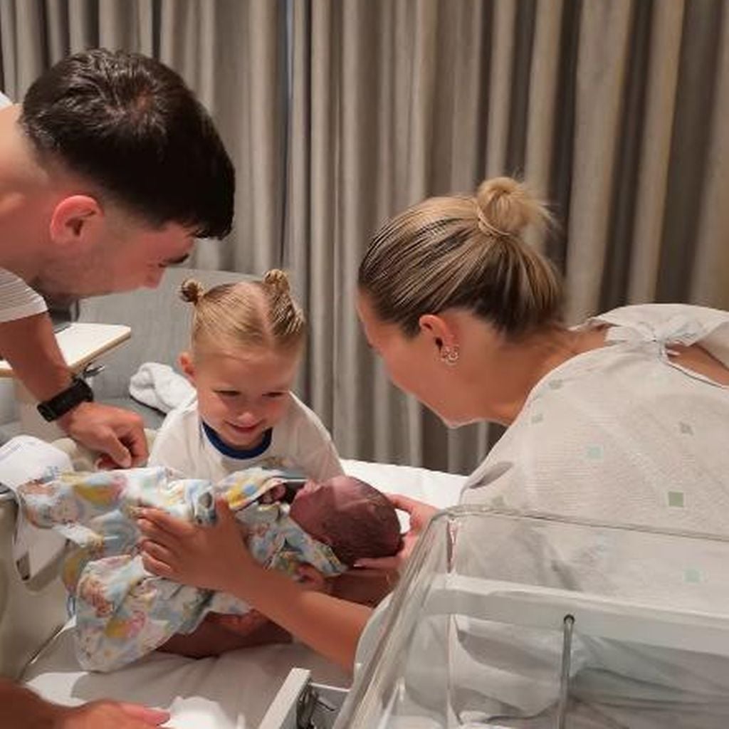 Tommy Fury und Molly-Mae Hague mit ihren Kindern