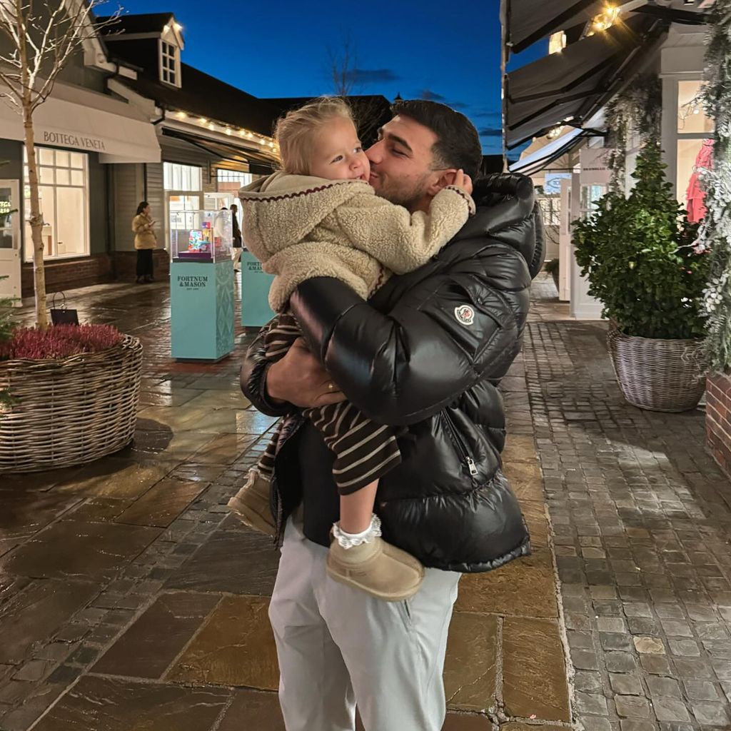 Tommy Fury mit seiner Tochter Bambi, 2025