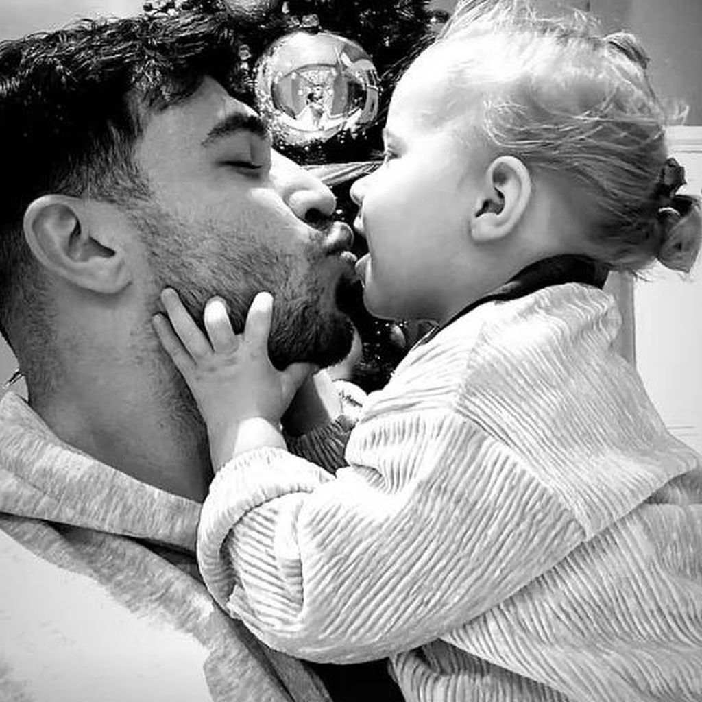 Tommy Fury mit seiner Tochter Bambi, Dezember 2024