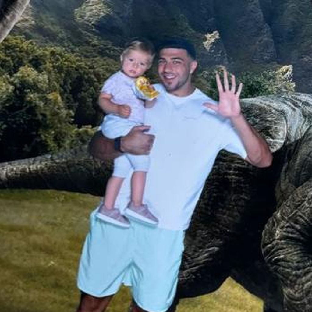 Tommy Fury und seine Tochter Bambi im August 2024