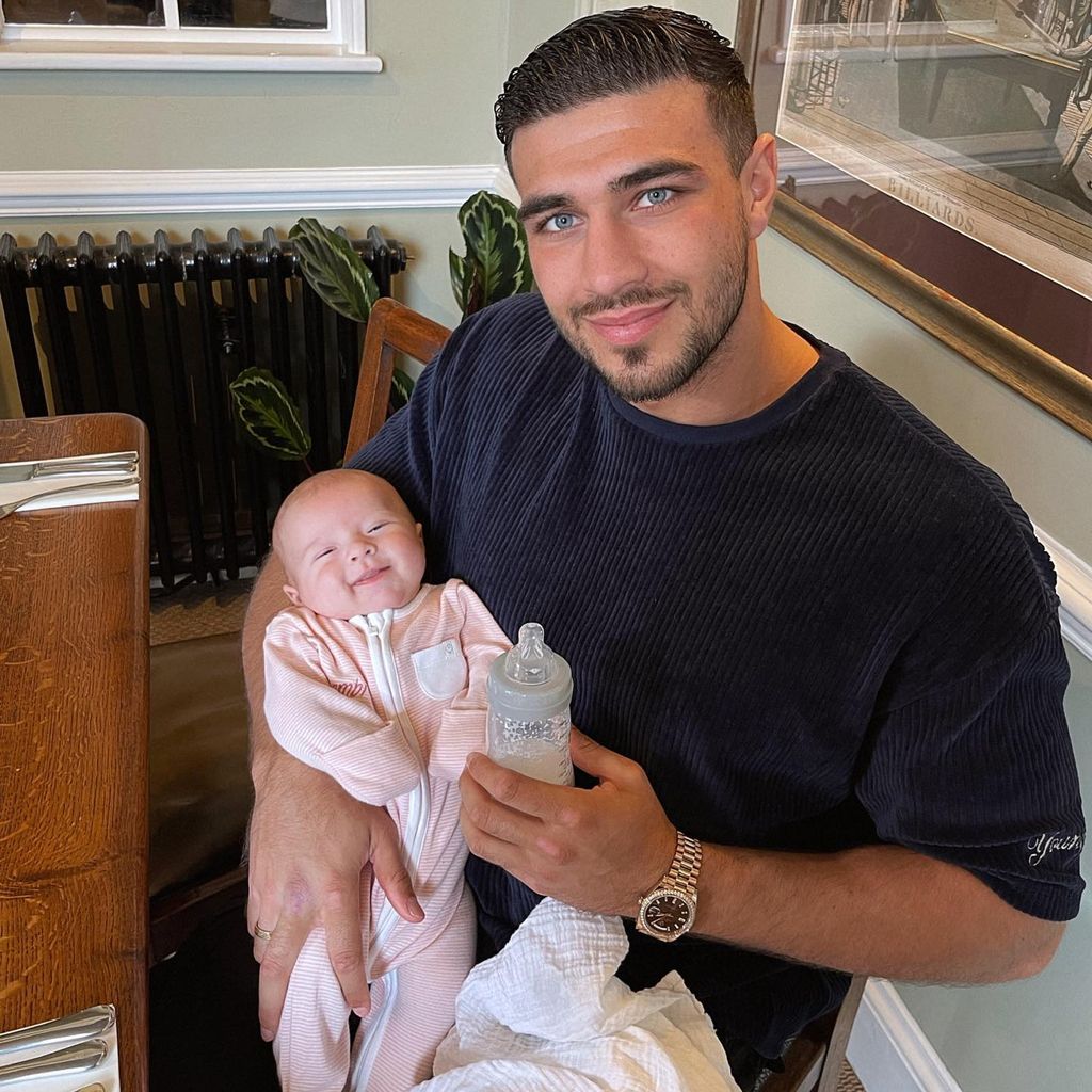 Tommy Fury mit seiner Tochter Bambi im April 2023